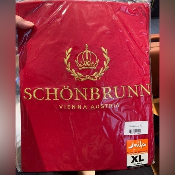 B&C | NIP Red Gold Embroidered Schönbrunn Vienna Austria Unisex Tee Shirt XL - Picture 1 of 11